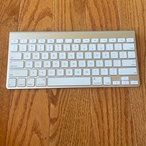 Apple Wireless Keyboard with Bluetooth - Silver